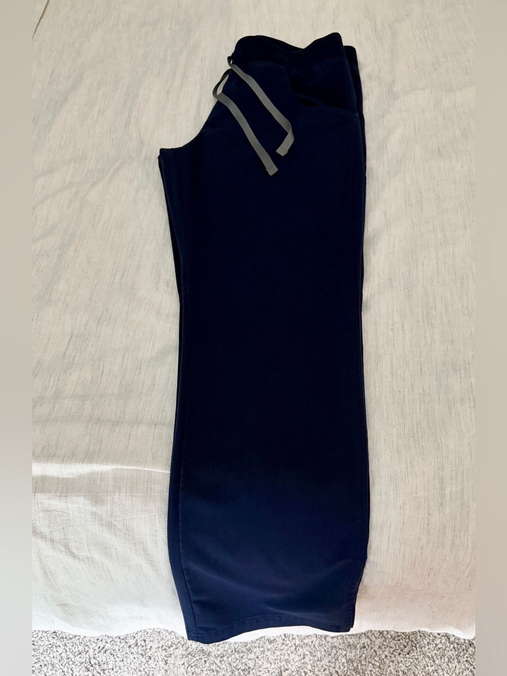 FIGS Women’s Kade™ Cargo Scrub Pants Navy Small Petite - Picture 4 of 9